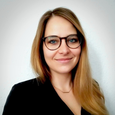 Julia Ring (Associate)